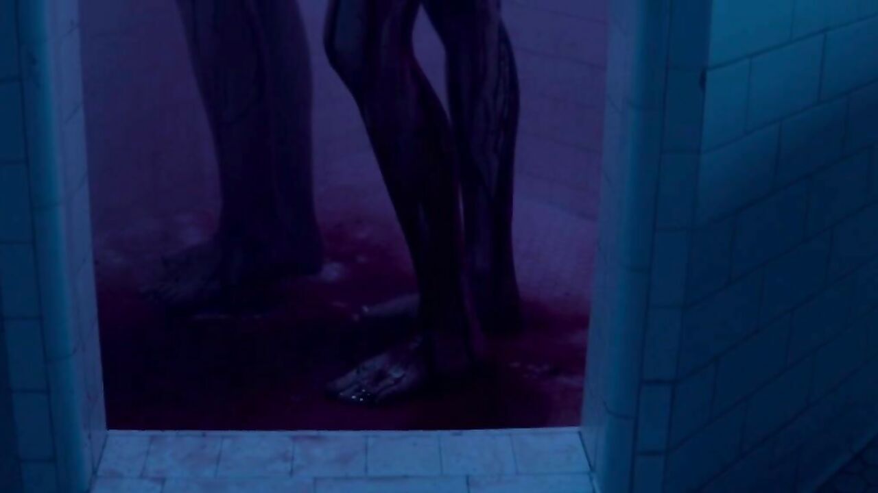 Abbey Lee and Bella Heathcote shower naked - The Neon Demon (2016)