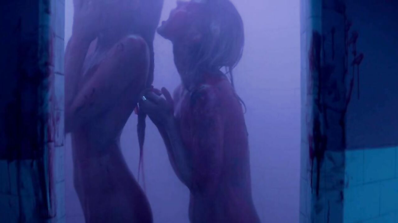 Abbey Lee and Bella Heathcote shower naked - The Neon Demon (2016)