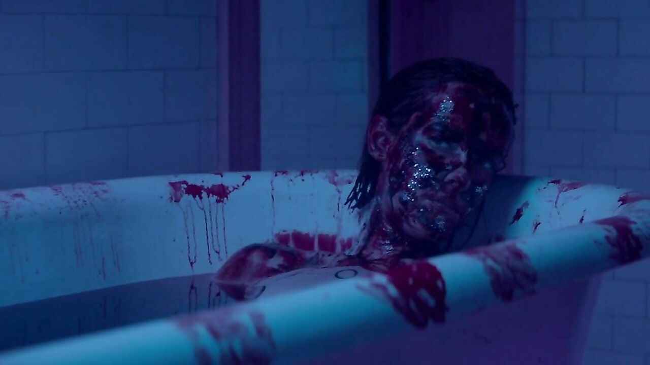 Abbey Lee and Bella Heathcote shower naked - The Neon Demon (2016)