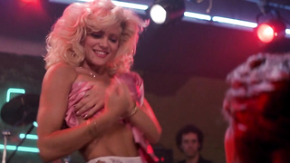 Julie Michaels desnuda, baila striptease en - Road House (1989)