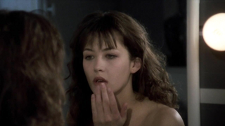 Sophie Marceau desnuda, en sujetador negro, escena de - L'etudiante (1988)