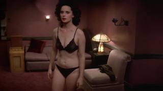 Isabella Rossellini topless, shows us her seductive naked body - Blue Velvet (1986)