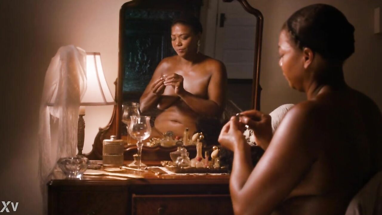 Queen Latifah watching her body!