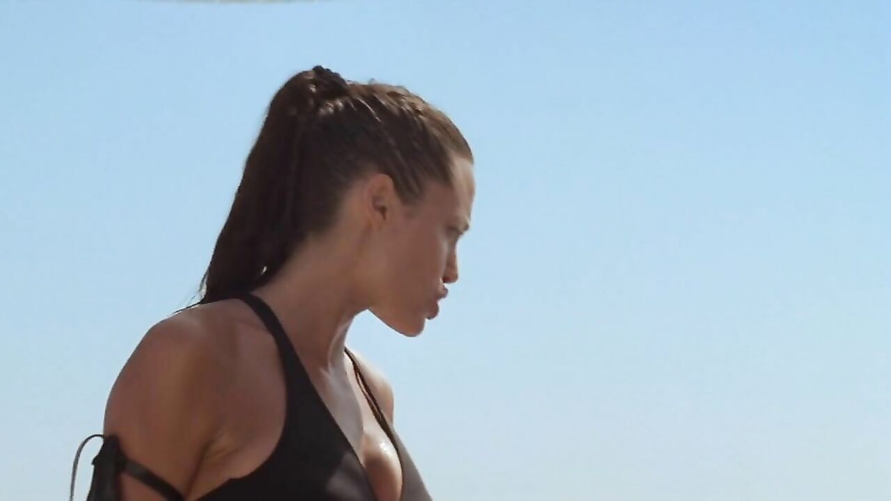 Angelina Jolie in einer sexy Szene von Lara Croft. Tomb Raider: Die Wiege des Lebens. Sie ist in diesem Bikini in der Sexszene ziemlich heiß.