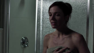 Claire Bronson nue, scène de seins dans Banshee s01e07 (2013)