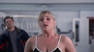 Samantha Womack in palestra con un reggiseno sportivo sexy, scena in Up 'n' Under (1998)