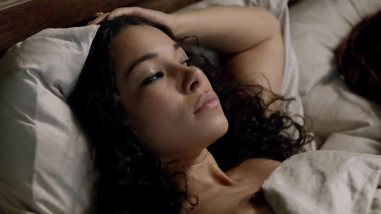 Jessica Parker Kennedy nude, sexy scene - Black Sails s02e04 (2015)