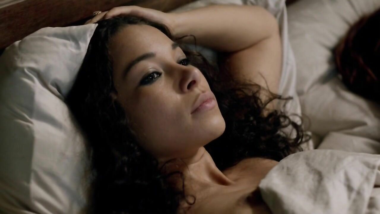 Jessica Parker Kennedy nude, sexy scene - Black Sails s02e04 (2015)