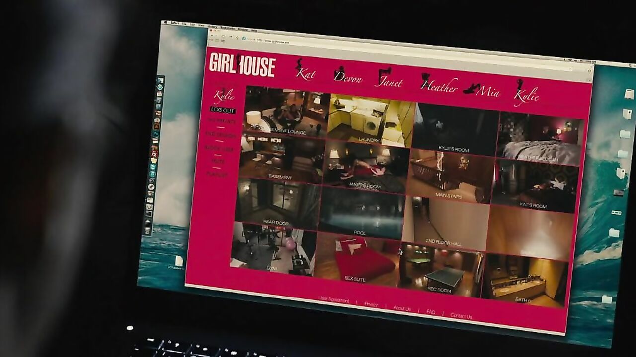 Chasty Ballesteros im Clip ist zu sehen, wie sie sich auf den Arsch klatscht – Girlhouse (2014)