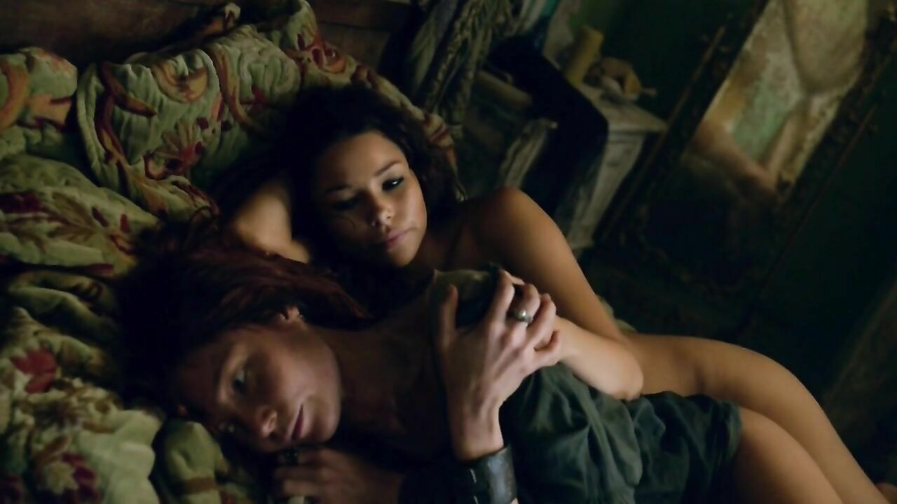 Clara Paget und Jessica Parker Kennedy, lesbische Sexszene – Black Sails s02e03 (2015)