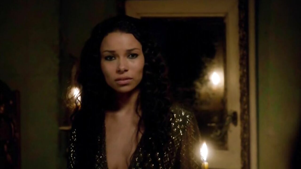 Clara Paget und Jessica Parker Kennedy, lesbische Sexszene – Black Sails s02e03 (2015)