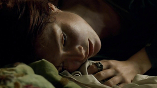 Clara Paget and Jessica Parker Kennedy, lesbian sex scene - Black Sails s02e03 (2015)