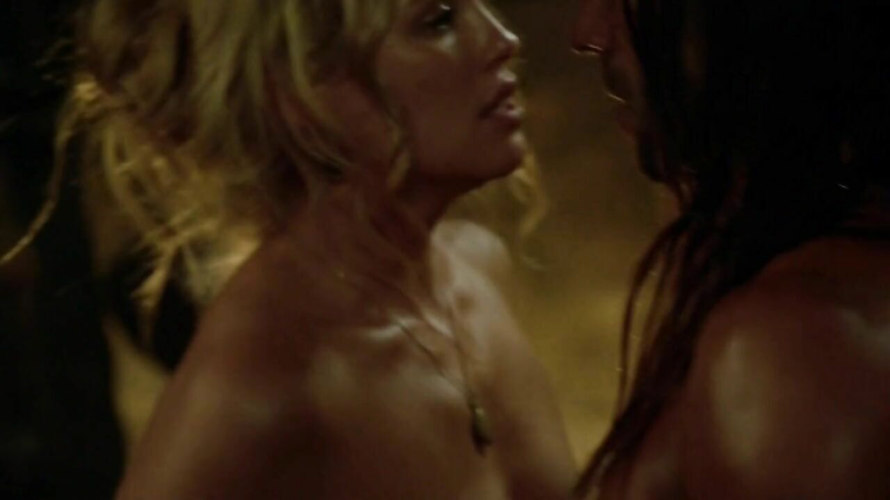 Hannah Neue nackte Doggysexszene - Black Sails s02e03 (2015)