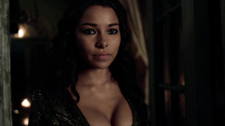 Jessica Parker Kennedy nude, Clara Paget sexy, lesbian scene in - Black Sails s02e02 (2015)