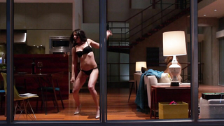 Lisa Edelstein em lingerie preta, cena de - Girlfriends' Guide to Divorce s01e03 (2014)