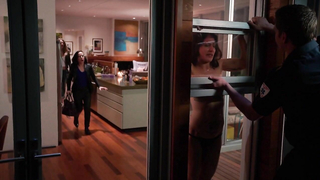 Lisa Edelstein em lingerie preta, cena de - Girlfriends' Guide to Divorce s01e03 (2014)