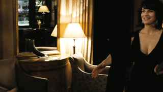 Juliette Binoche nuda, Kristen Stewart sexy, scena di - Clouds of Sils Maria (2014)