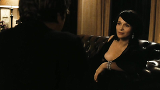 Juliette Binoche nuda, Kristen Stewart sexy, scena di - Clouds of Sils Maria (2014)