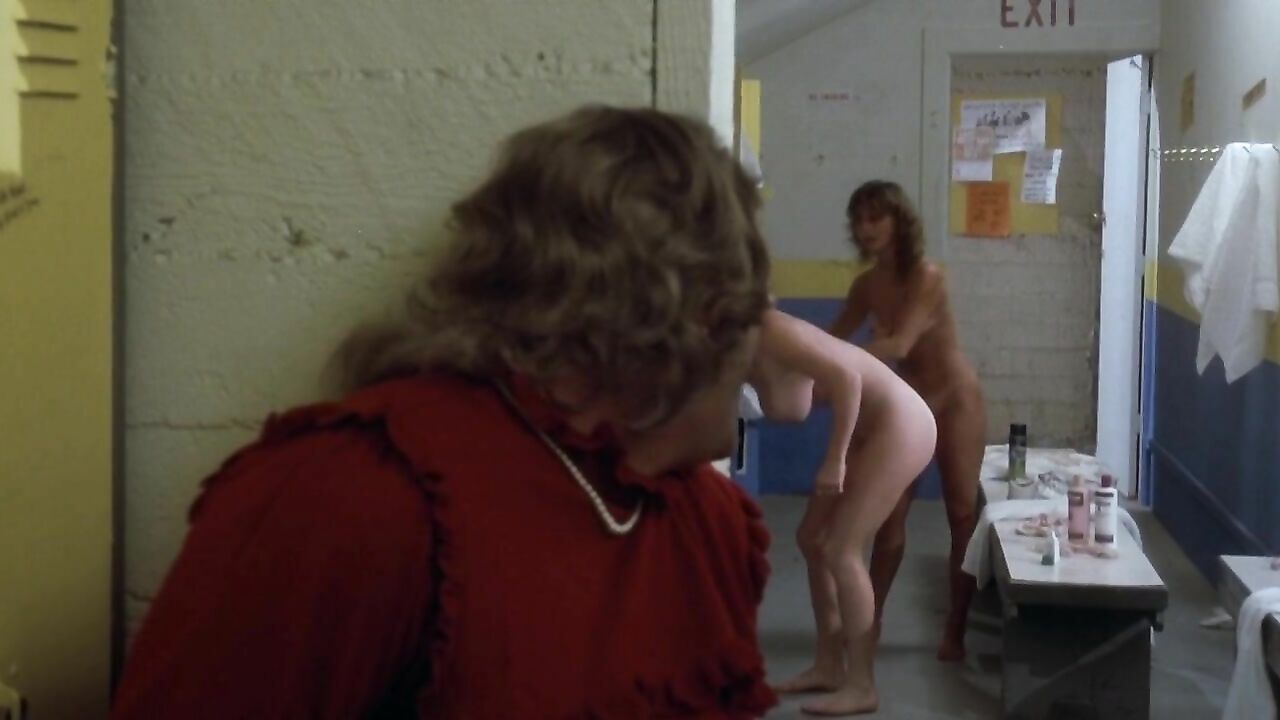 Linda Wismeier and Brinke Stevens wash their asses - Private School (1983)