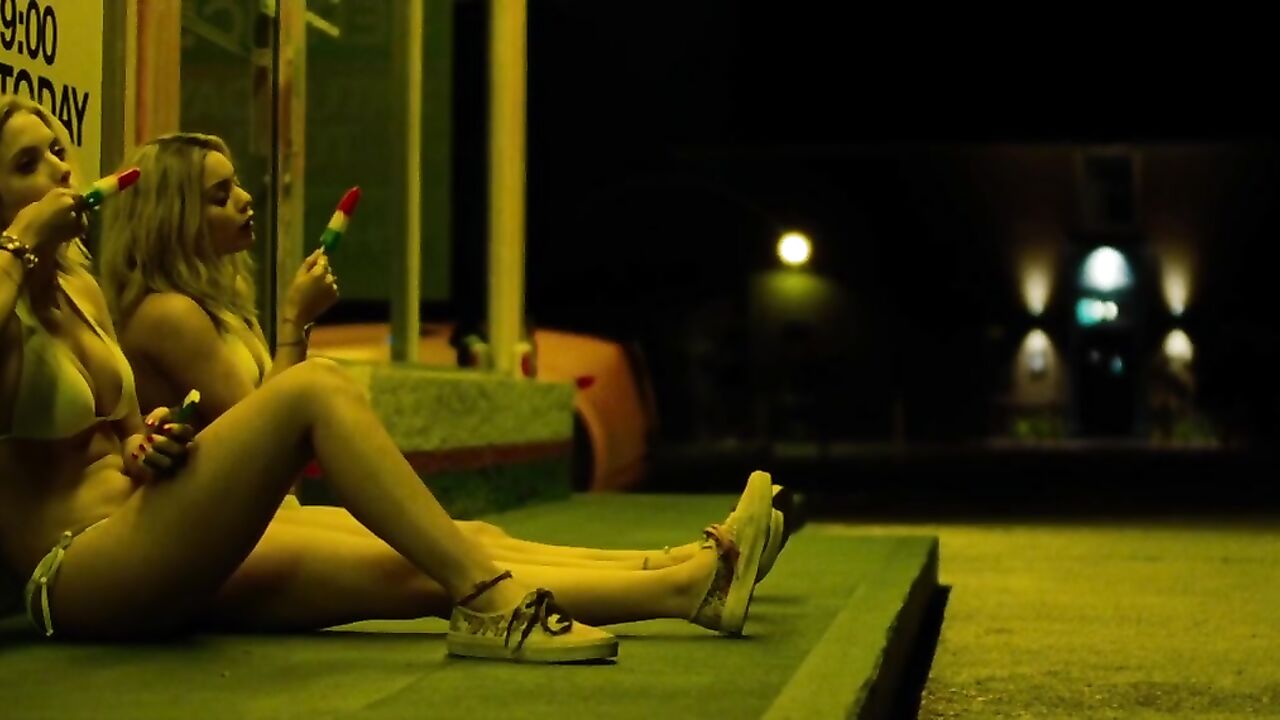 Vanessa Hudgens nude, Ashley Benson nude, erotic scene - Spring Breakers (2013)