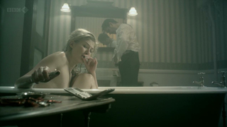 Rosamund Pike seksi - Aşık Kadınlar bölüm 1 (2011)