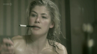 Rosamund Pike seksi - Aşık Kadınlar bölüm 1 (2011)