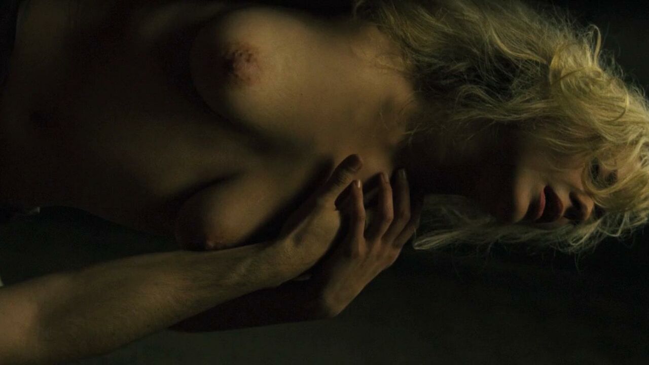 Marion Cotillard nude, scene in La boite noire (2005)