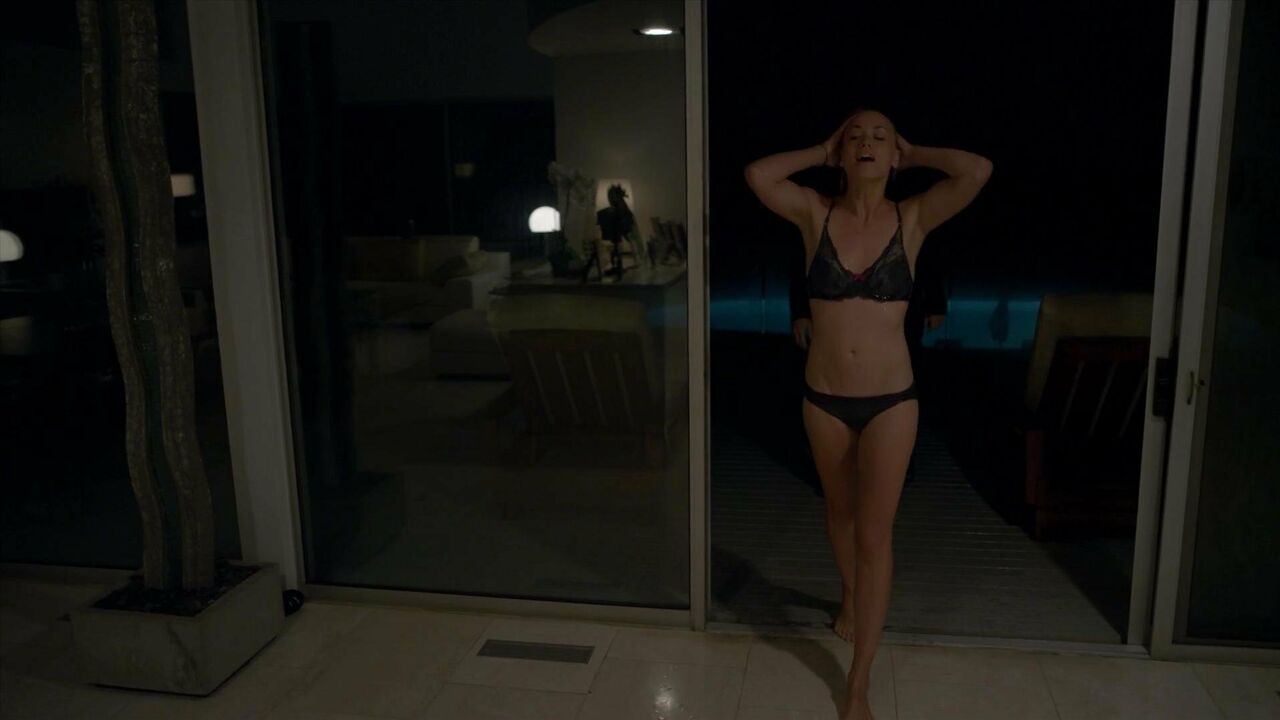 Yvonne Strahovski – Louie s04e02 (2014)