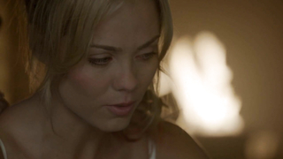 Laura Vandervoort nuda, scena di sesso da Bitten s01e09 (2014)