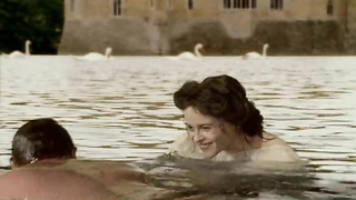 Emily Blunt et Helena Bonham Carter nues, scène de sexe de Henry VIII (2003)