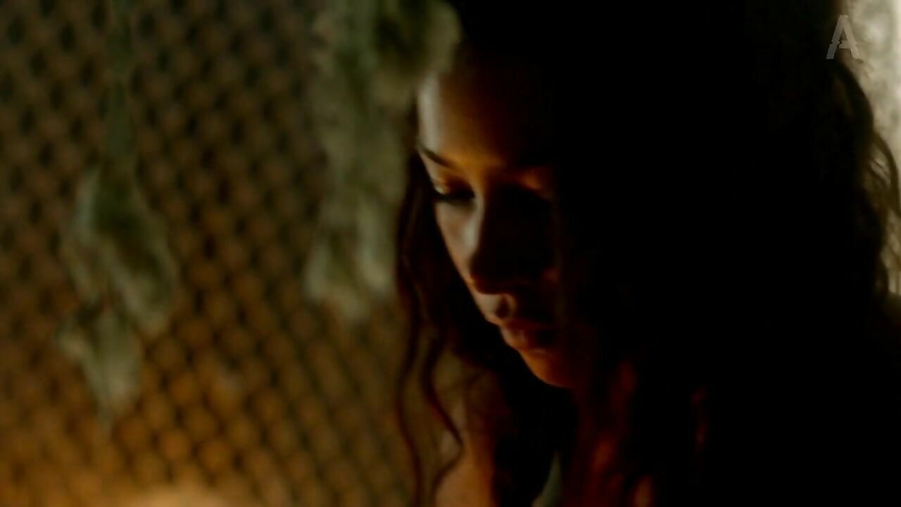 Louise Barnes und Jessica Parker Kennedy nackt, Sexszene aus Black Sails s01e04 (2014)