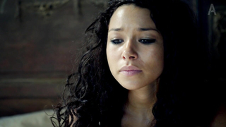 Jessica Parker Kennedy e Hannah New nuda, scena di sesso da Black Sails s01e02 (2014)