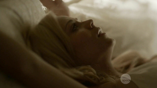 Laura Vandervoort nuda, scena di sesso da Bitten s01e02 (2014)