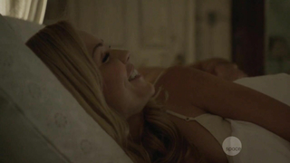 Laura Vandervoort nuda, scena di sesso da Bitten s01e02 (2014)