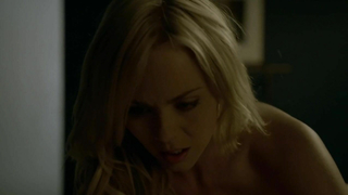 Laura Vandervoort e Amber Cull nude, scena di sesso da Bitten s01e01 (2014)