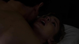 Rose McIver nua, cena de sexo de Masters of Sex s01e05 (2013)