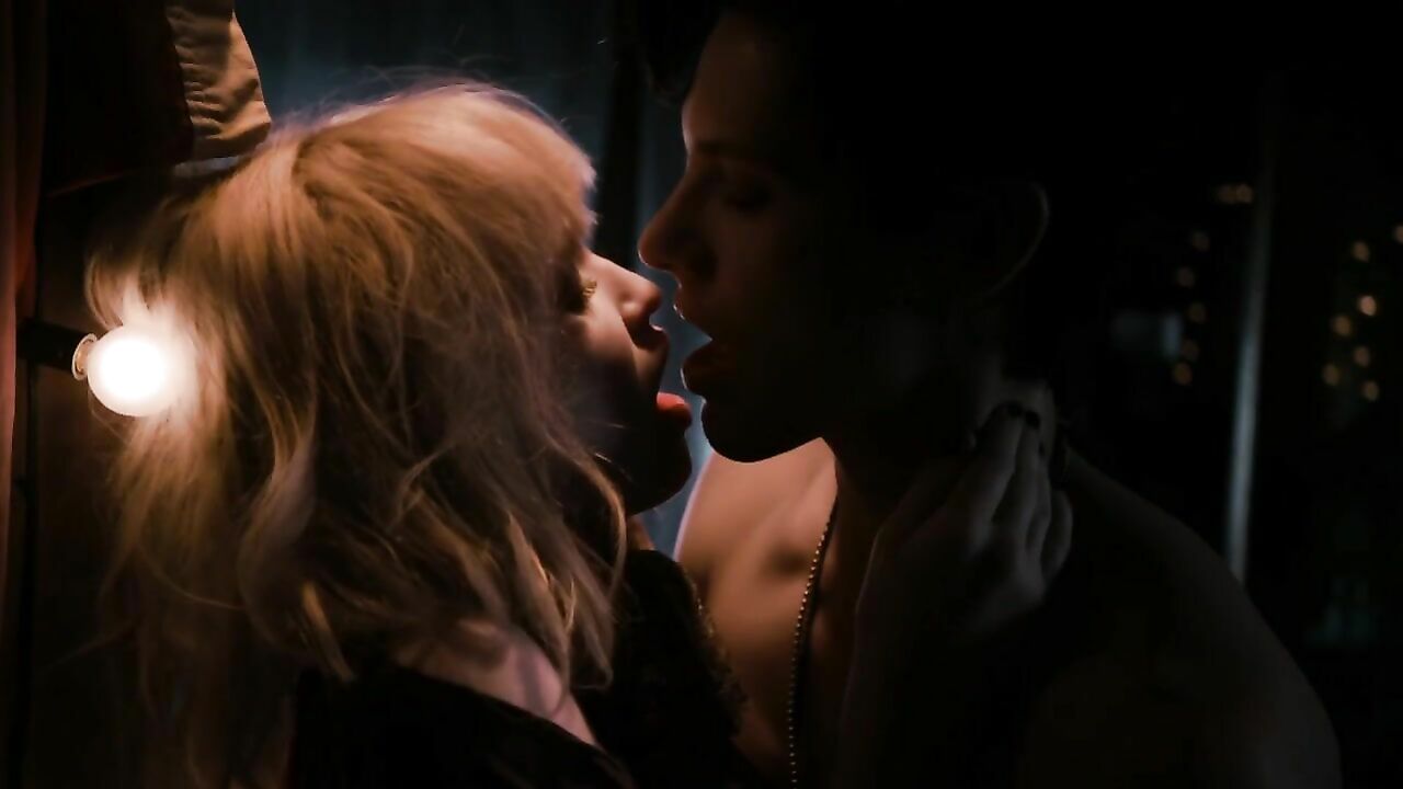 Emily Browning nackt, Sexszene aus Plush (2013)