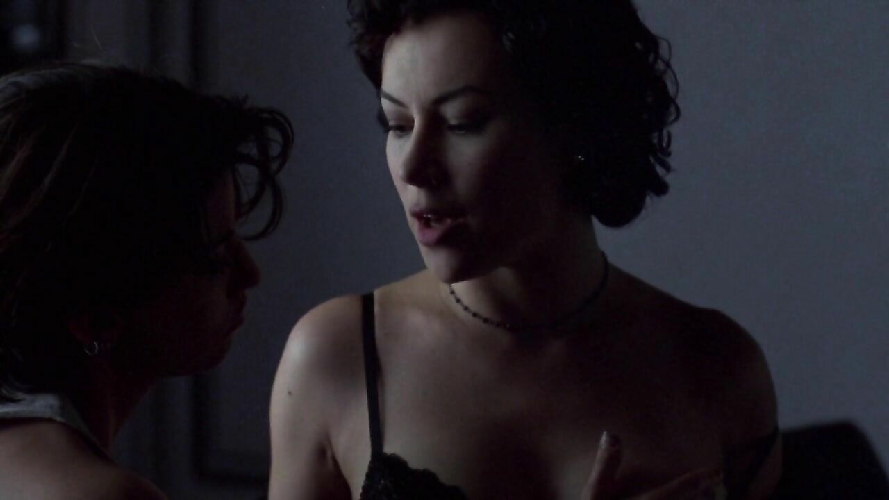 Jennifer Tilly and Gina Gershon nude, sex scene from Bound (1996)