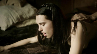 Katie McGrath nue, scène de sexe de Labyrinth (2012)