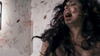 Scena erotica di Esha Gupta da Raaz 3 (2012)