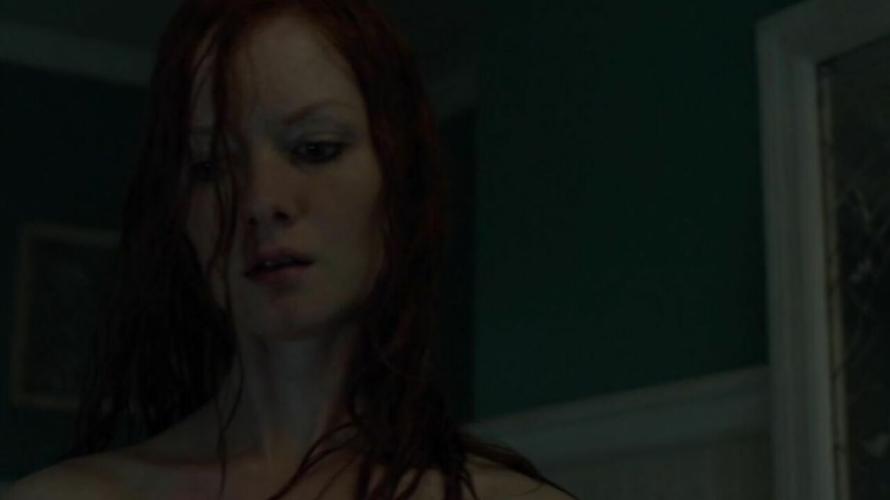 Wrenn Schmidt erotische Szene aus Outcast s01e09 (2016)