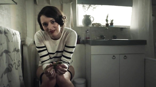 Phoebe Waller-Bridge i Sarah Daykin nago, scena seksu z Fleabag s01e01 03 (2016)