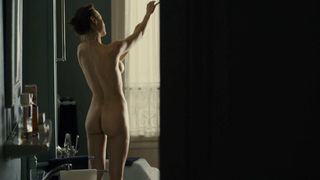 Natalia Verbeke erotic scene from Les femmes du 6e etage (2010)