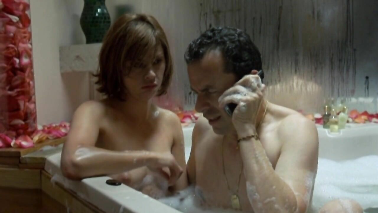 Marcela Gallego erotic scene from Perder es cuestion de metodo (2004)