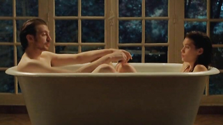 Astrid Berges Frisbey nuda, scena di sesso da Juliette (2013)