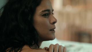 Alice Braga nua, cena de sexo de Rainha do Sul s01e01 (2016)