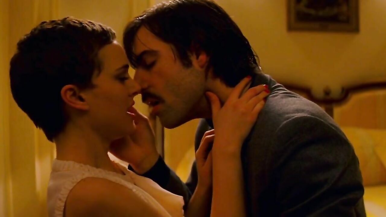 Natalie Portman erotic scene from Hotel Chevalier (2007)