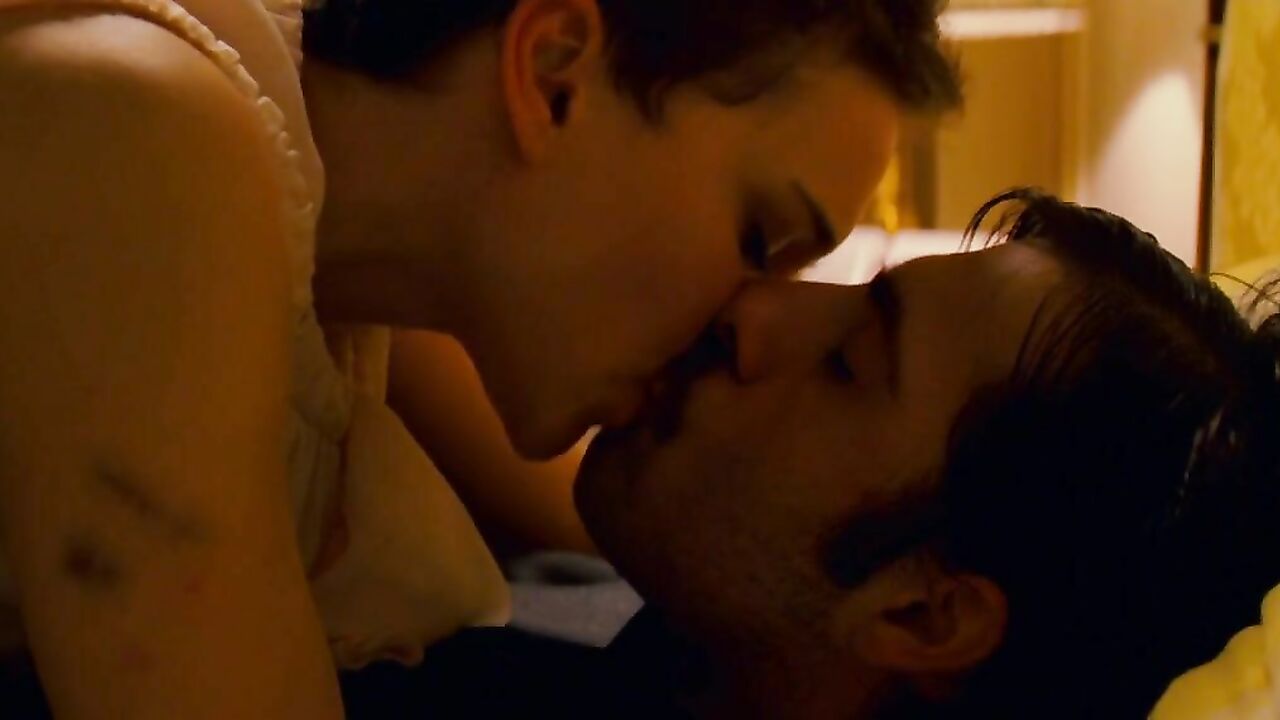 Natalie Portman erotic scene from Hotel Chevalier (2007)