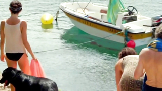 Escena erótica de Olivia Delcan de Isla Bonita (2015)