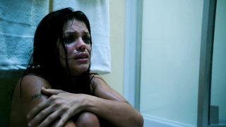 Cena erótica de Vanessa Ferlito de Graceland s03e07 (2015)